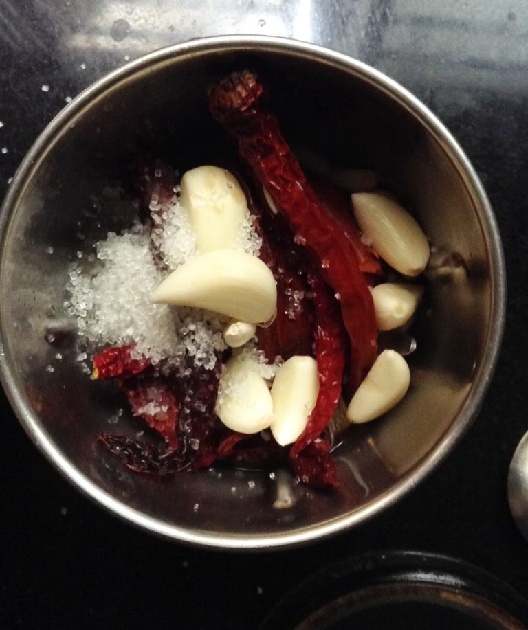 CHILLI GARLIC SAUCE FOR MOMOS / SPICY DIP ( CHUTNEY ) FOR MOMOS Recipe