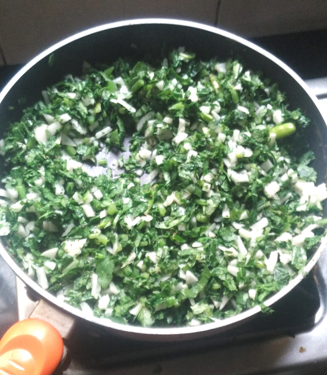 MOOLI KE PATTON KI BHUJIA / MOOLI BHURJI RECIPE RADISH LEAVES SABZI