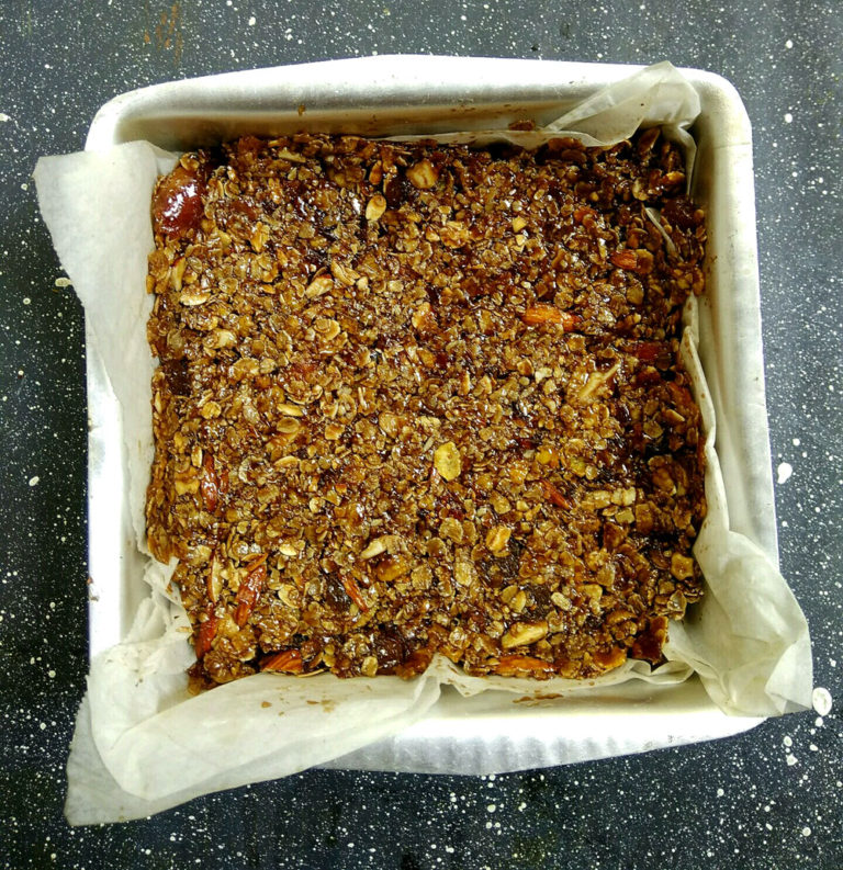 HOMEMADE GRANOLA BARS / ENERGY BARS RECIPE WITH A TWIST OF SPRIG