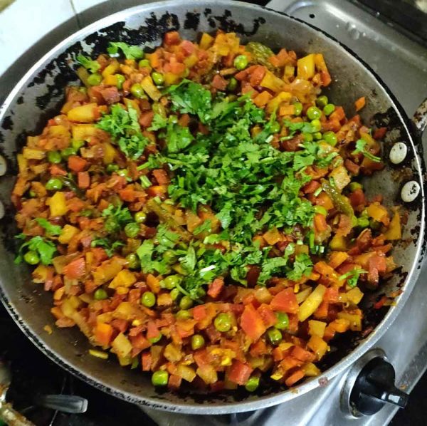 GAJAR MATAR SABZI RECIPE / INDIAN CARROT PEAS SABJI Cook with Smile